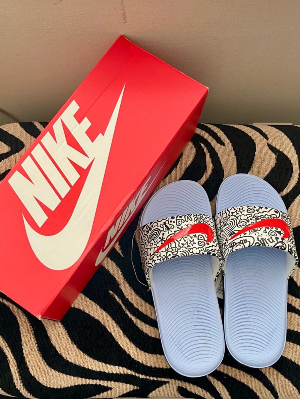 NWT NIKE SPECIAL EDITION KAWA SE DOODLE SLIDES SANDALS NWT SIZE 6 YOUTH